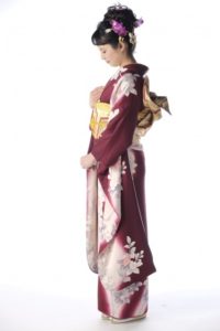 ragazza con Kimono furisode
