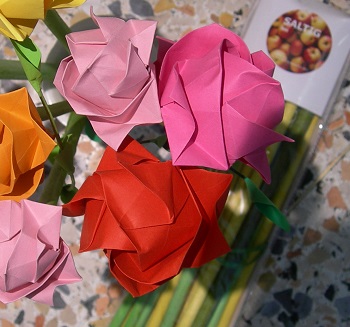 Origami rosa su legno IKEA